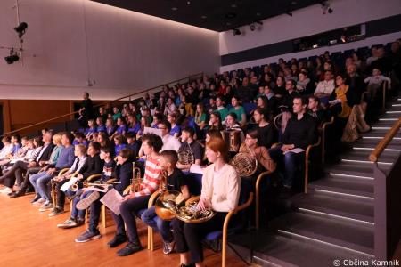 A me slišiš Pet čevljev merim, palcev pet (15)